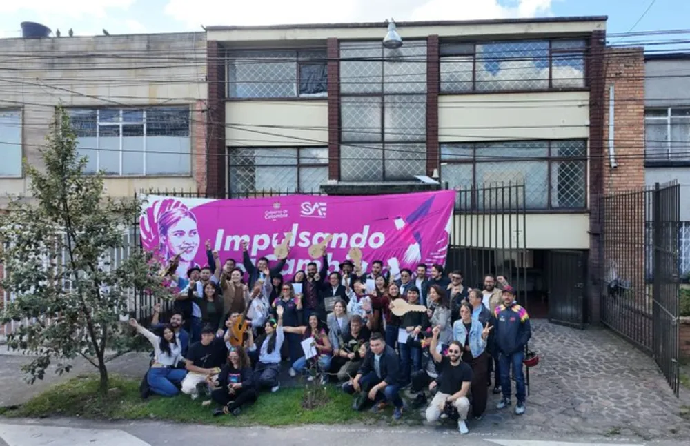 Directivas de ILSA y participantes celebrando la asignación del nuevo espacio de trabajo